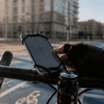 porte tel velo sur guidon cycliste urbain