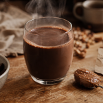 Bienfait du lait de noisette : verre chaud au lait de noisette et noisettes