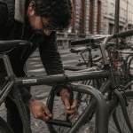cadenas vélo attaché à un arceau en ville