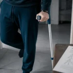 Comment marcher avec des béquilles sans poser le pied, équilibre avec béquilles anglaises en convalescence