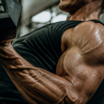 exercice bicep avec haltere bras contracté