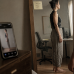 Personne devant miroir pour améliorer sa posture au quotidien, gainage 30 secondes