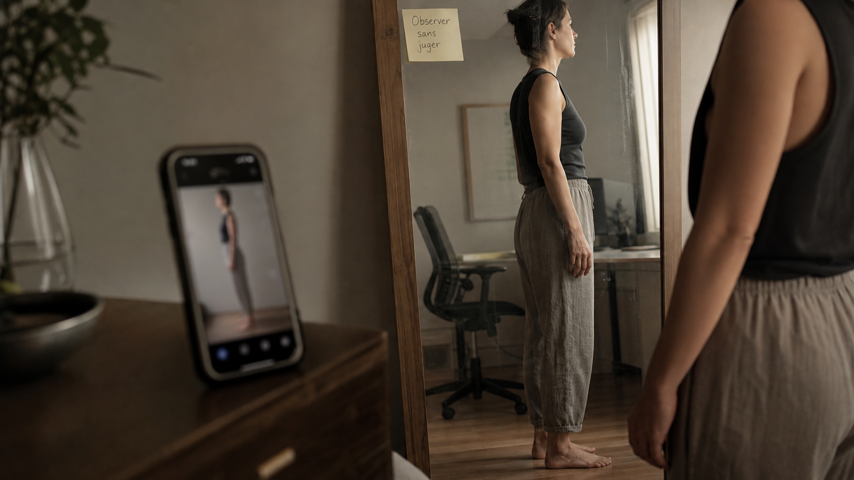 Personne devant miroir pour améliorer sa posture au quotidien, gainage 30 secondes