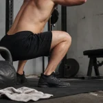 Different type de squat : front, sumo ou bulgare, studio musculation