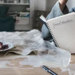 Intolérance au lactose symptome : lait et dessert sur table, carnet alimentaire