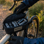 Multitool velo sur sacoche vélo gravel : dérive-chaîne et démonte-pneu