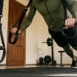 Sangle sport en suspension : exercices tirage et poignet