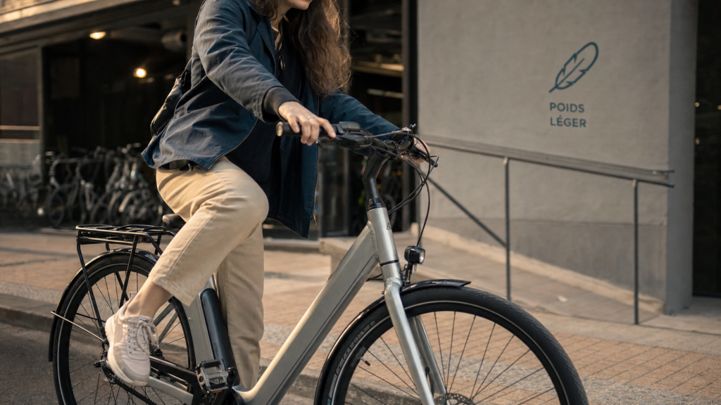 Vélo électrique femme léger pour monter escaliers facilement en ville