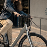 Vélo électrique femme léger pour monter escaliers facilement en ville