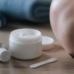 Crème anti inflammatoire : tube de gel et crème sur table