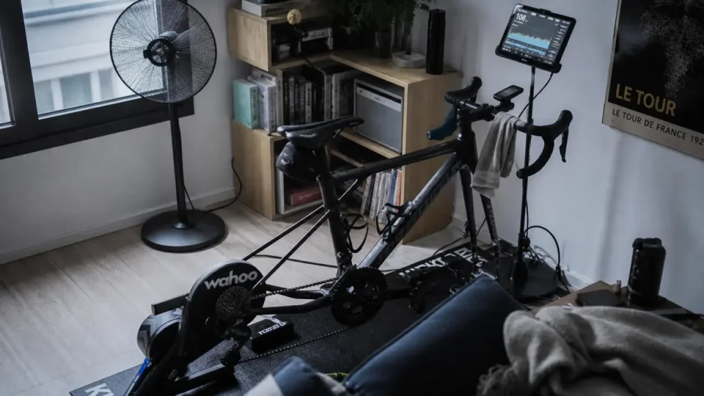 home trainer wahoo : vélo sur direct drive Wahoo, puissance visible