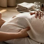 Massage diaphragme bienfaits : mains sur le haut de l’abdomen, relaxation du plexus et respiration