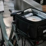Sac velo isotherme 14L étanche fixé sur porte-bagage, vue arrière