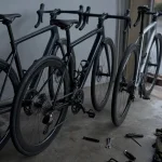 Velo van ryssel route RCR NCR ou E-GRVL, freins disque et roues carbone en atelier