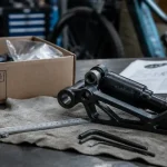 piece vtt sur établi : biellette et clés pour réparation