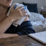 Position pour soulager tendinite épaule : glace sur l’épaule, dormir sans douleur nocturne
