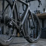 Velo carbone en atelier, montage sur sol béton et accessoires de réglage