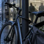 Velotaf : vélo urbain devant immeuble de bureaux, trajet domicile-travail