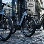 Vélo électrique Peugeot : trois modèles devant une vitrine